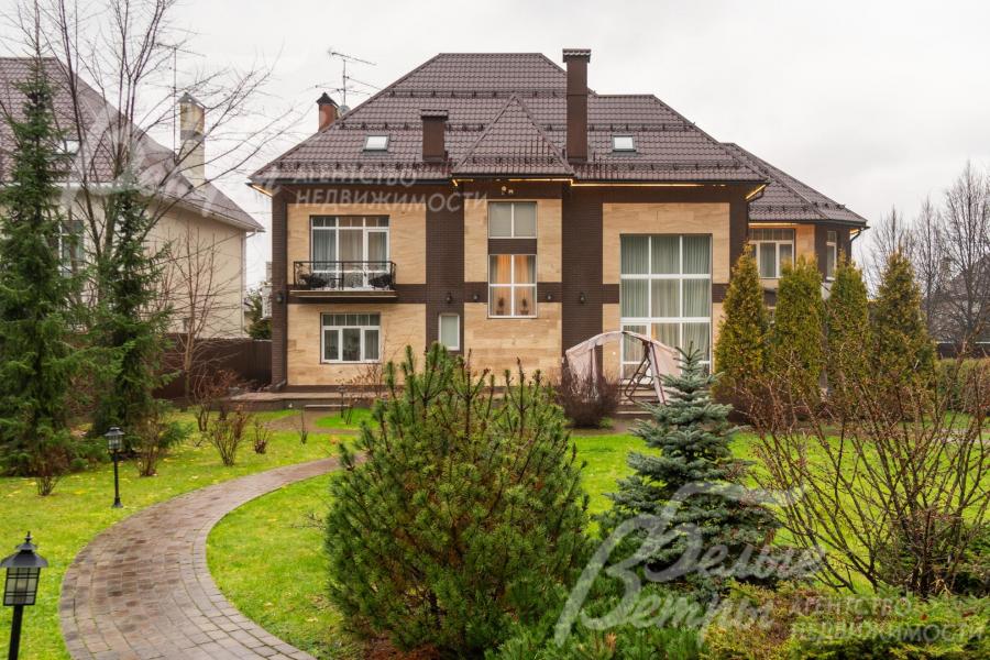 Участок располагается в тихом живописном месте в конце коттеджного посёлка