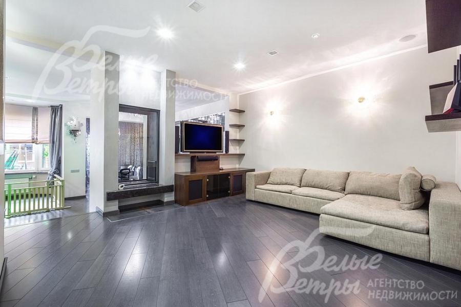 Просторная светлая гостиная