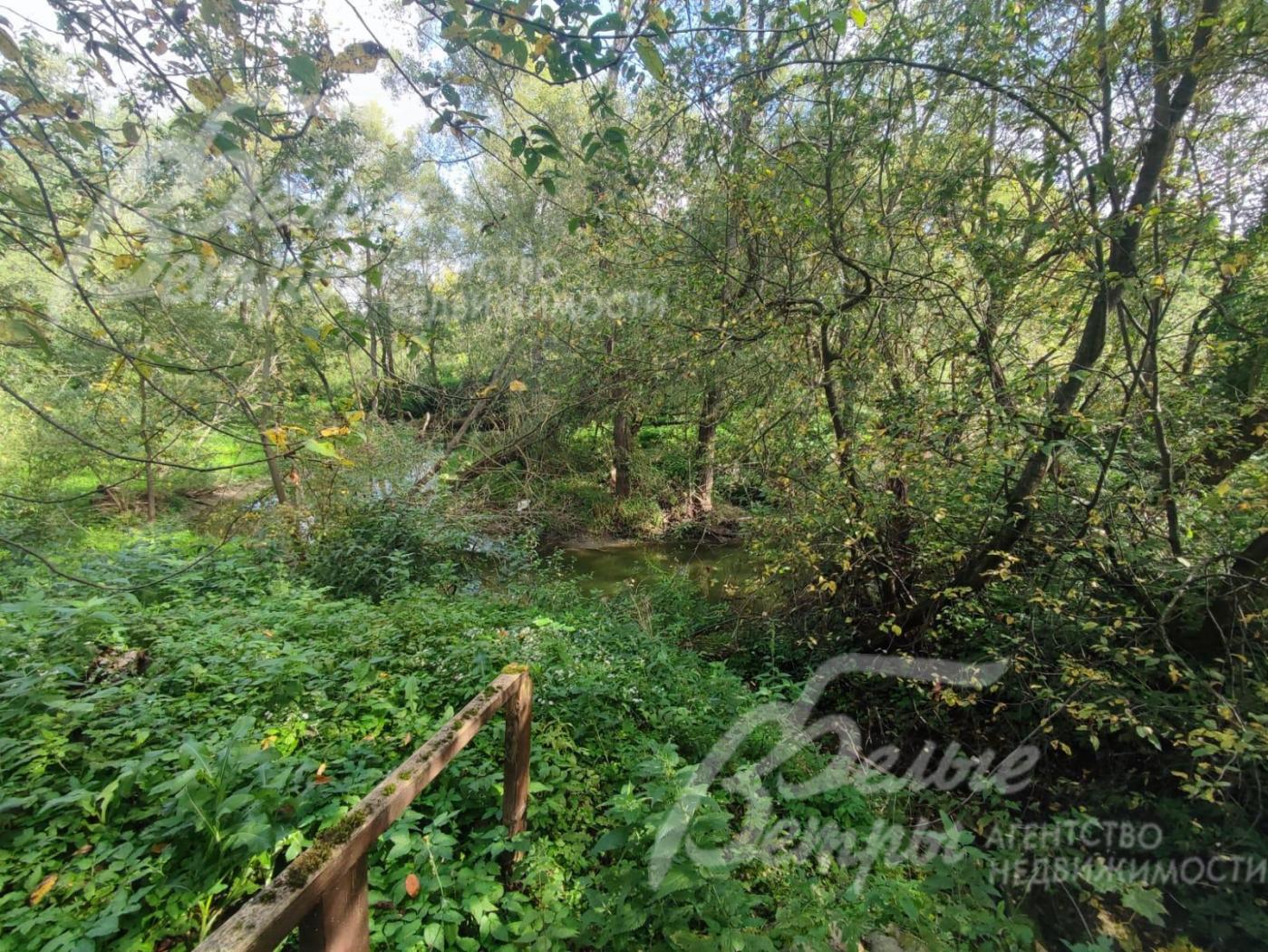 Участок граничит с лесным массивом и имеет выход к реке Сосенка