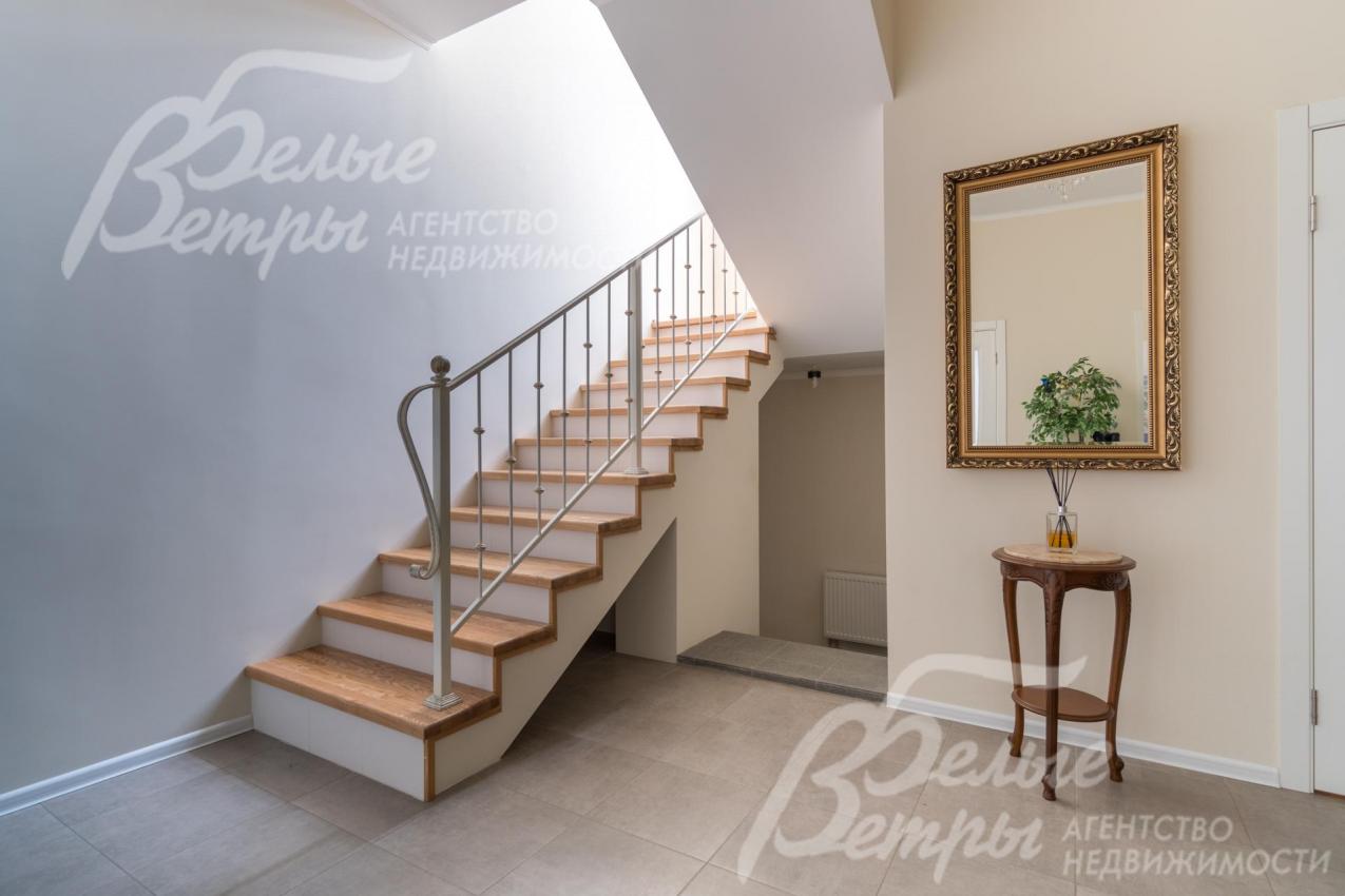 Лестница на второй этаж, ступени облицованы деревом