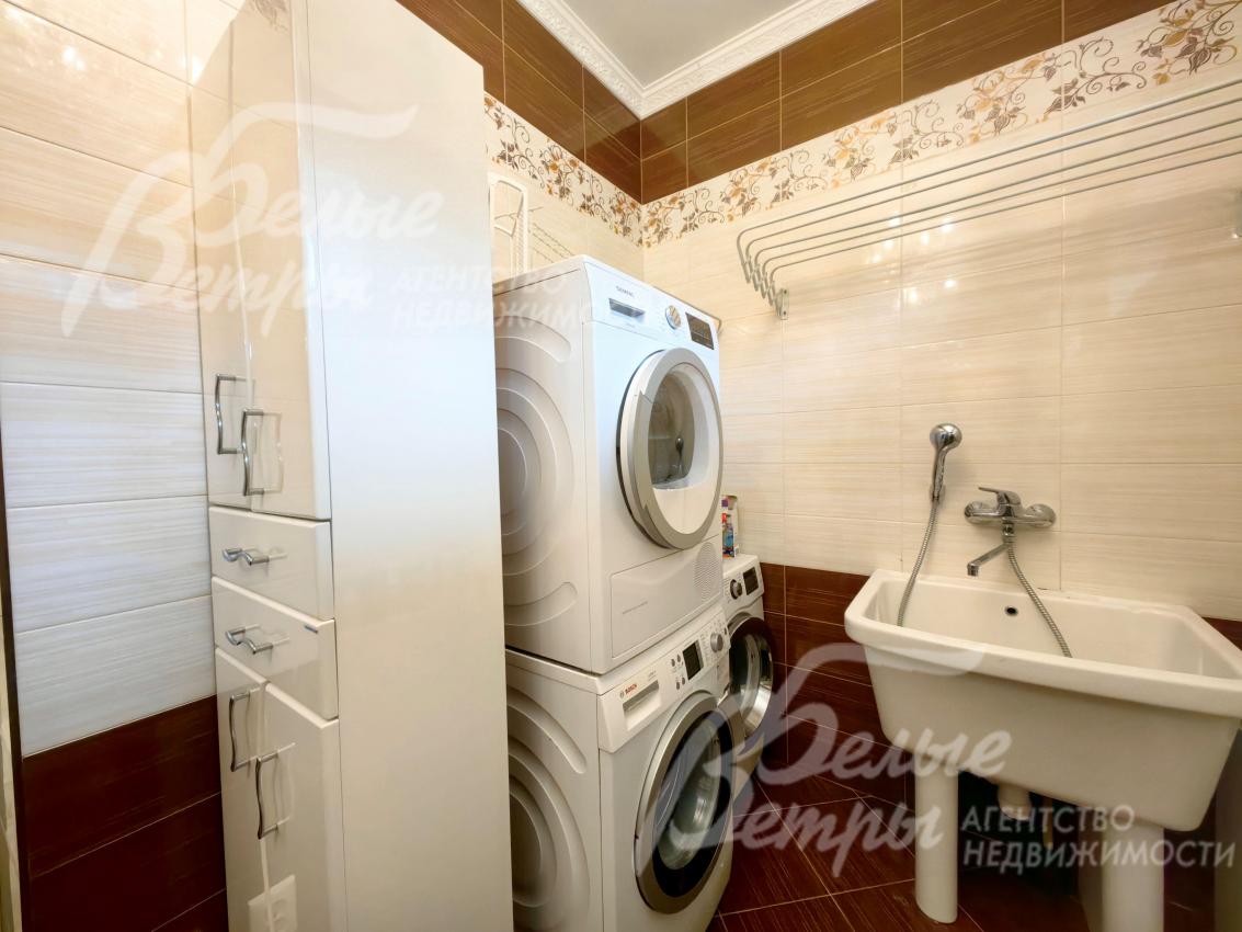 Стиральные машины Samsung и Bosch, сушильная машина Siemens в постирочной.