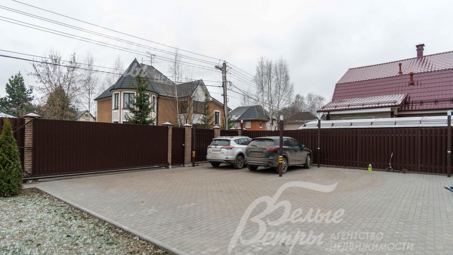 Большая парковка перед домом