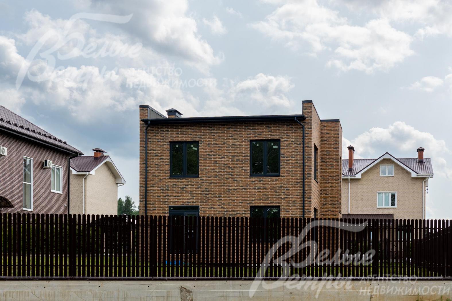 Дом выполнен в архитектурном стиле "кубизм"