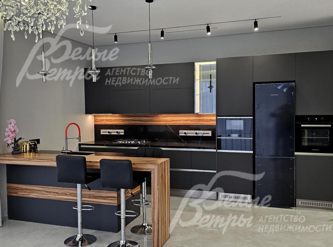 Кухня оснащена встроенной бытовой техникой (индукционная плита, духовой шкаф, газовая плита, микроволновая печь Kuppersberg, холодильник Liebherr)