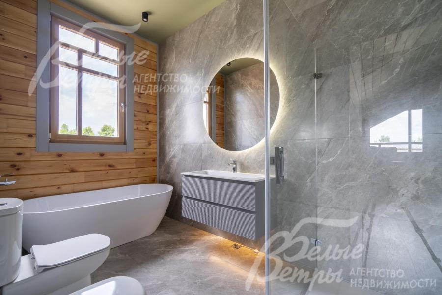 В санузле мастер-спальни установлены ванна из литьевого мрамора и большая душевая кабина