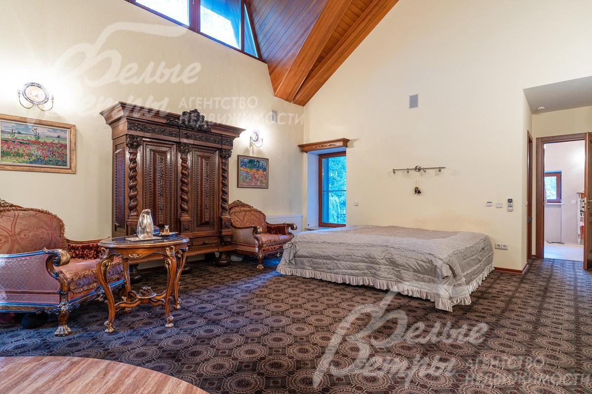 Спальня на 1-ом этаже 31 кв.м с камином, гардеробной и санузлом 11 кв.м