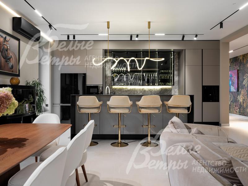 На кухне - функциональный остров с барными стульями