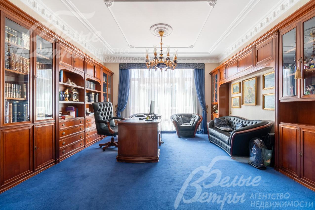Интерьер кабинета дополняет крупная люстра в классическом стиле с фарфоровыми вставками с цветочным рисунком и позолоченными элементами