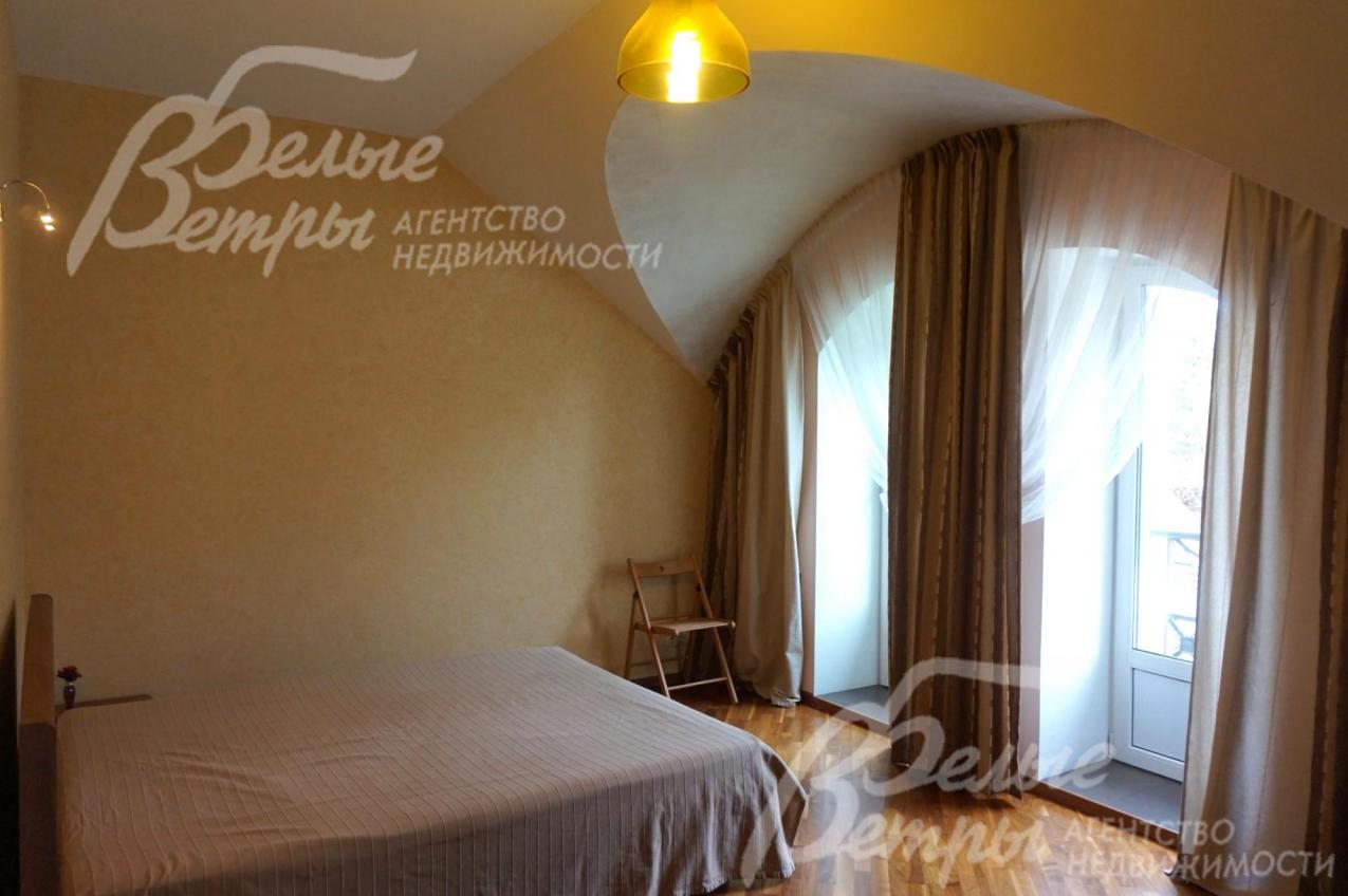 Спальня3 на 2м этаже с выходом на балкон.