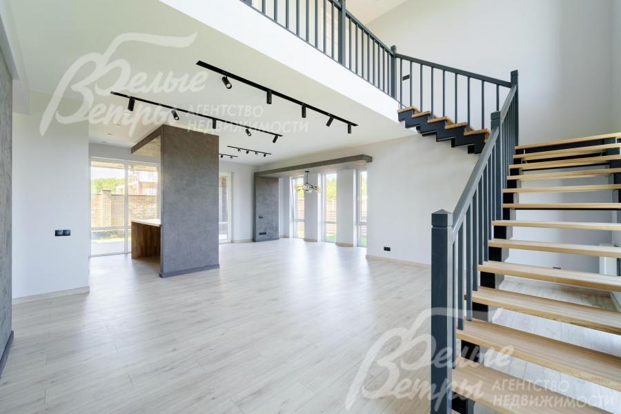 Лестница на металлическом каркасе с деревянными ступенями