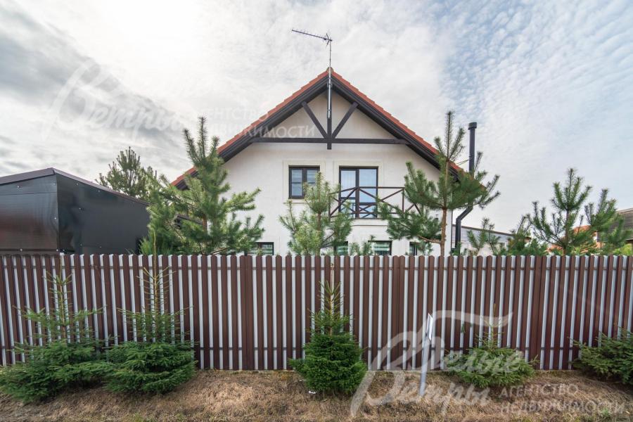 Территория огорожена со всех сторон забором, выполненным в едином стиле коттеджного посёлка