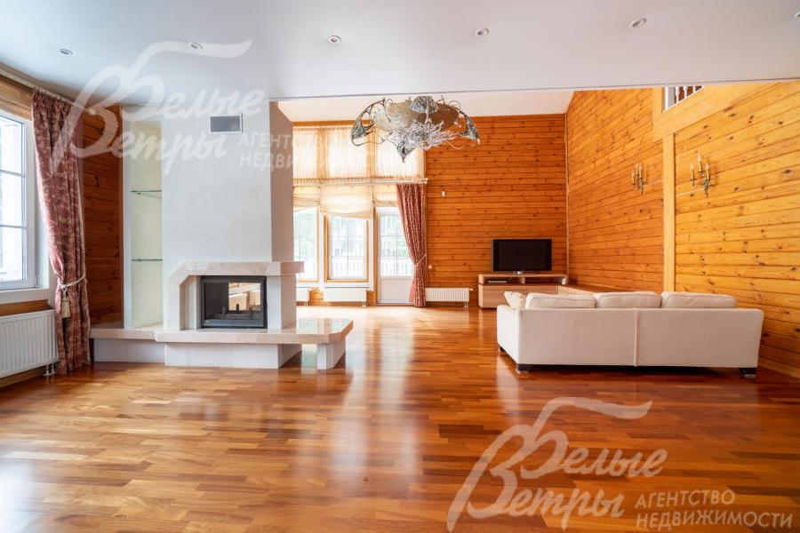 Стены основного дома отделаны вагонкой, окрашены, полы – из массива дуба