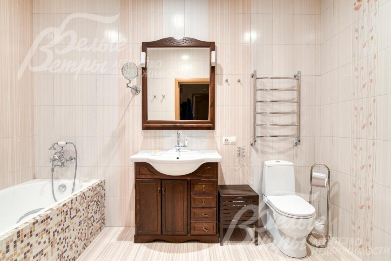 Зеркальная рама и тумба - из контрастного массива тёмного дерева