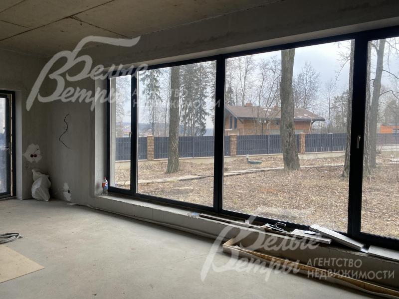 Большие панорамные окна в гостиной