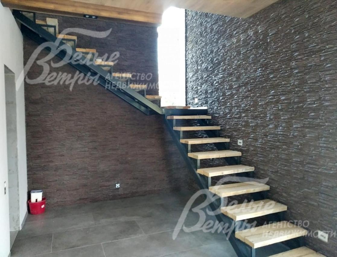 На второй этаж ведёт лестница на стальном каркасе