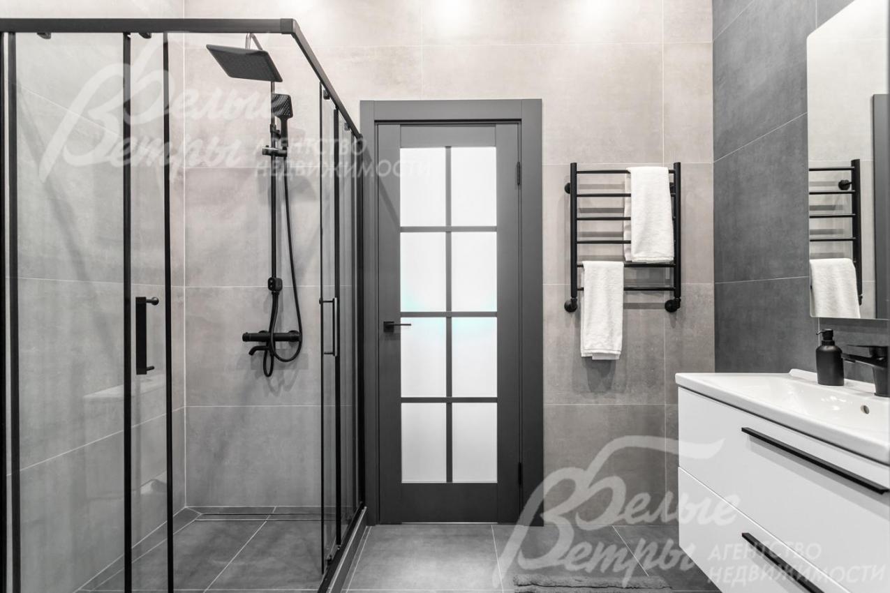 Общий санузел с душевой кабиной