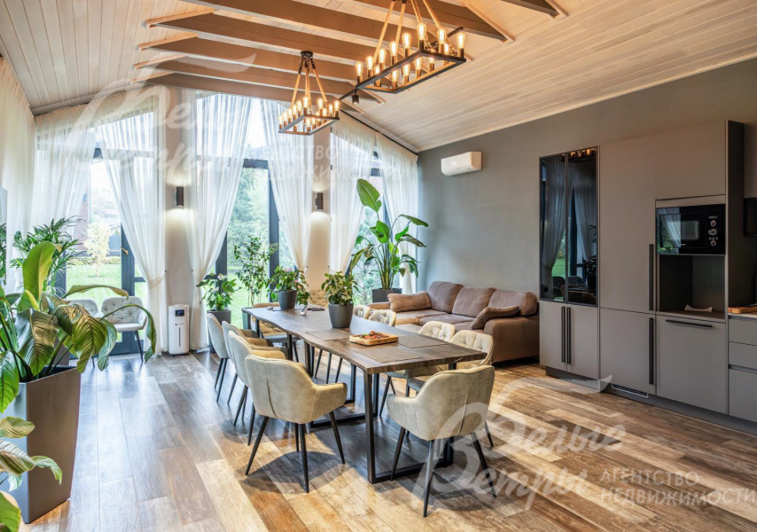 Большой стол и гостевая зона в домике - барбекю