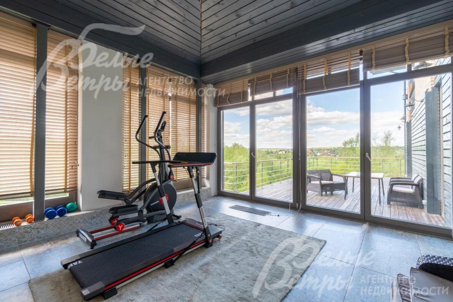 Из панорамного окна зимней террасы открывается обзор на открытую видовую террасы