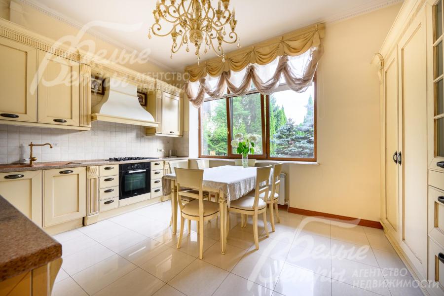 Встроенная бытовая техника "Miele" в кухне