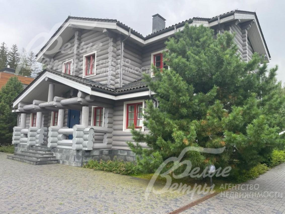 Дом выстроен из неоцилиндрованного бревна по индивидуальному проекту