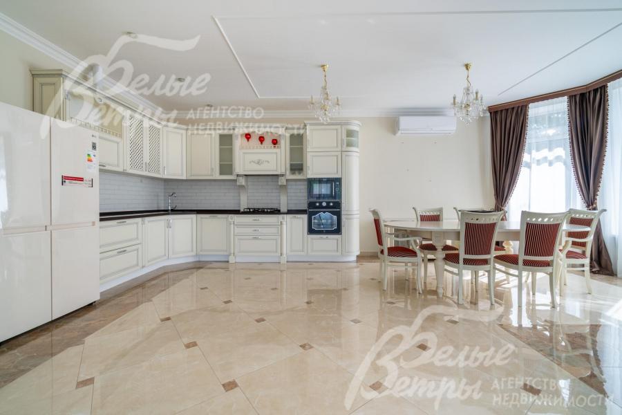 Кухонный гарнитур из массива ольхи со встроенной техникой