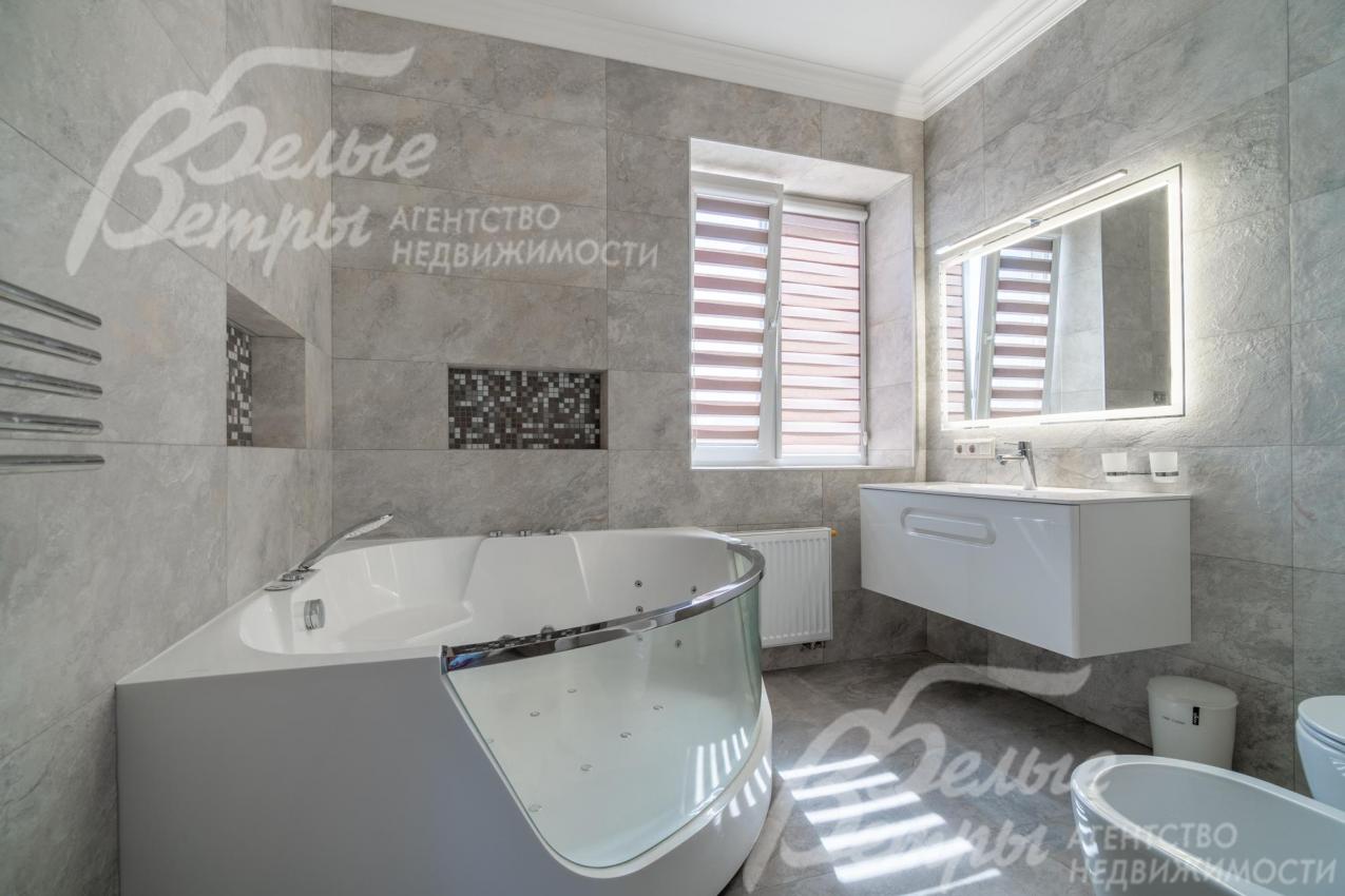 В санузле при мастер-спальне - двухместная ванна-джакузи с гидромассажем