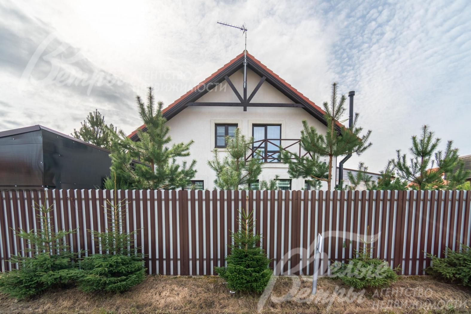 Территория огорожена со всех сторон забором, выполненным в едином стиле коттеджного посёлка