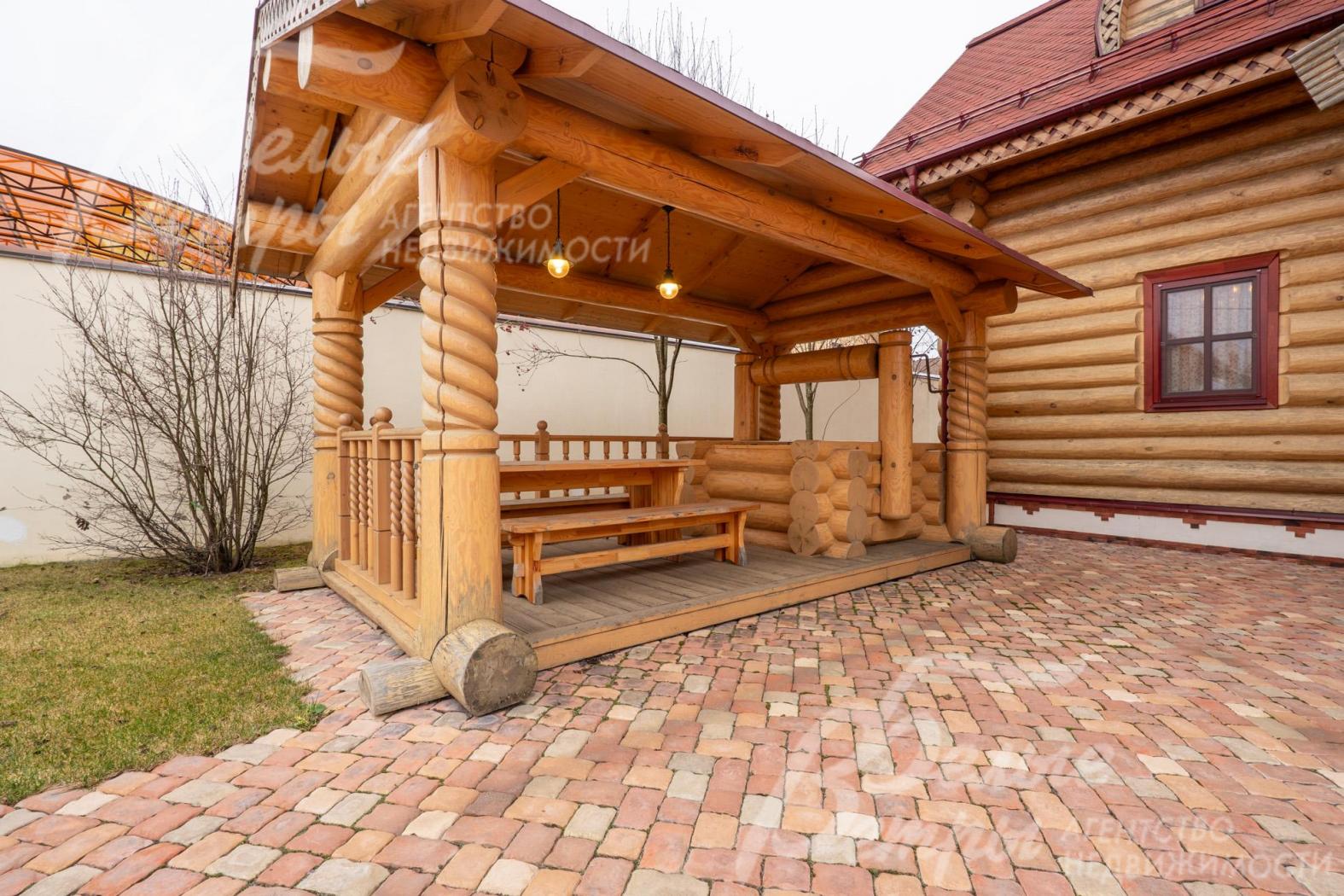 Рядом с домом построен бревенчатый колодец в русском стиле 