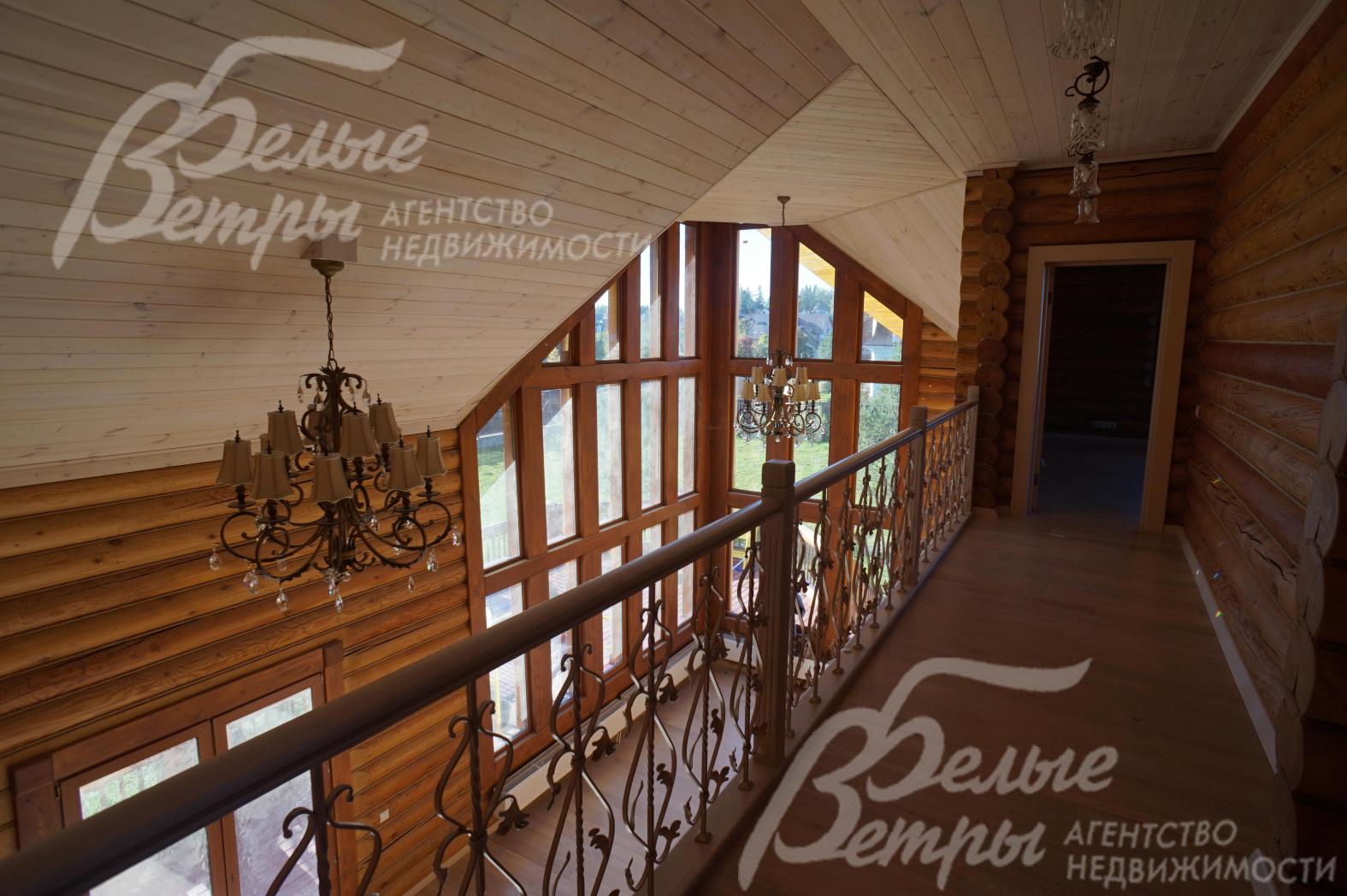 Второй свет с кружевным кованым ограждением. 