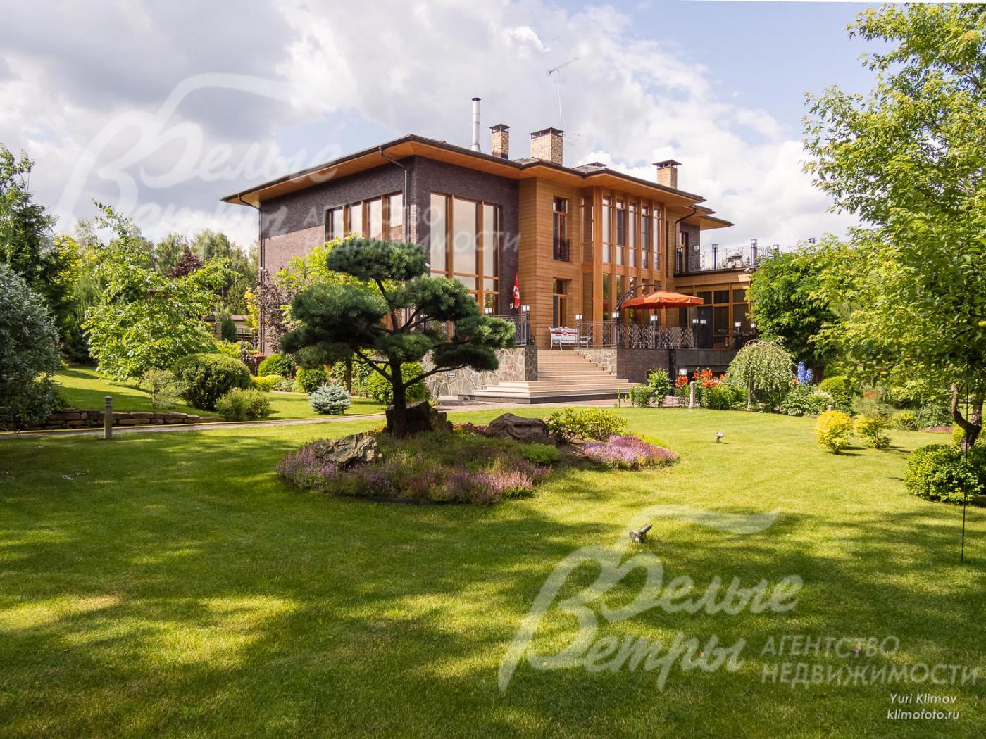 Участок оборудован системой автополива, освщения и дренажем