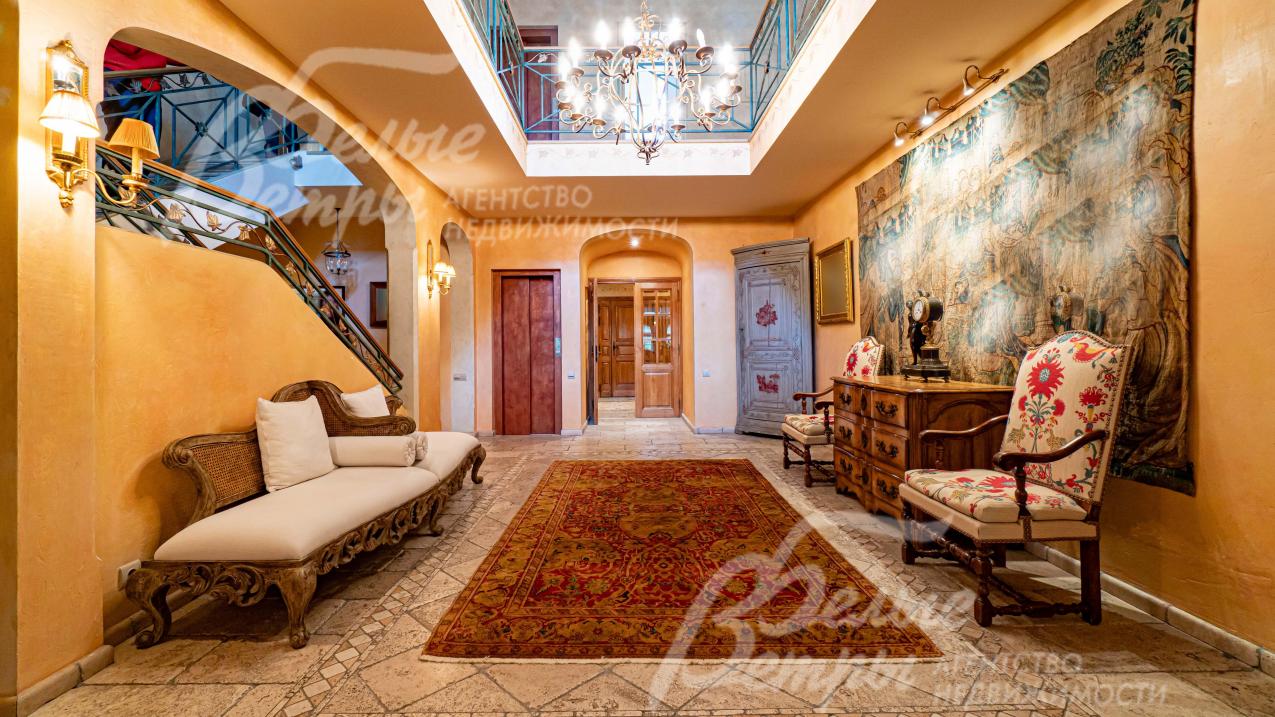 Холл 1-ого этажа со вторым светом