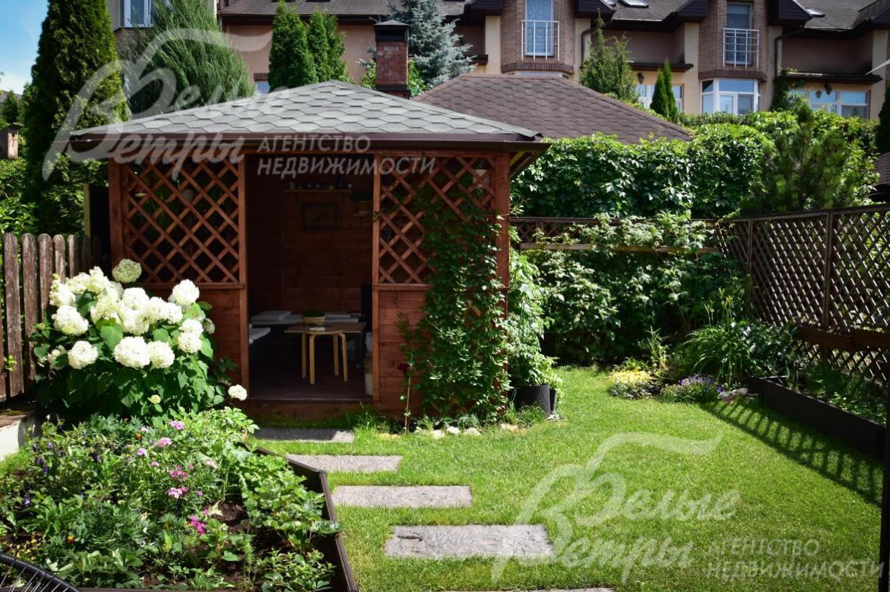 На участке стоит летняя беседка площадью 9 кв.м с садовой мебелью