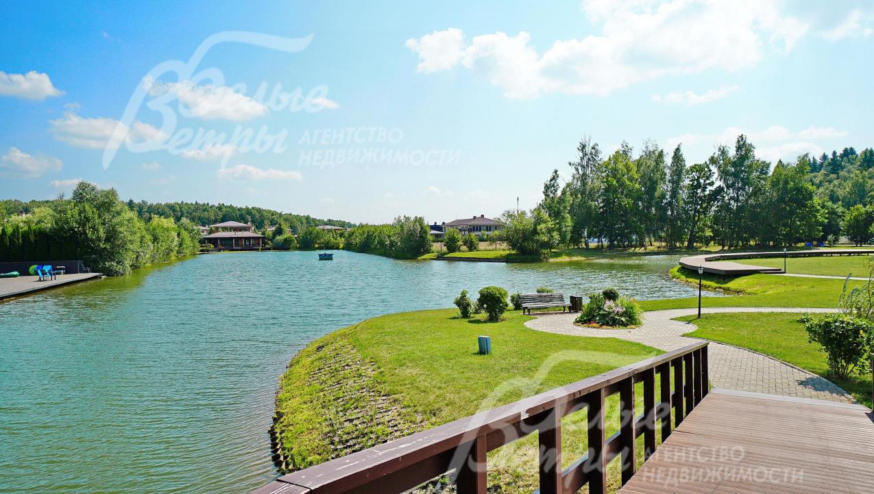 С пляжем, прогулочными зонами и пирсом для лодок