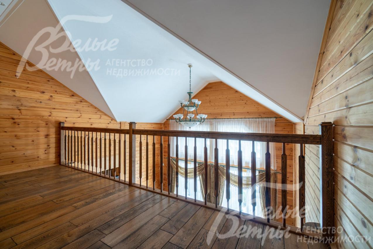 Холл на втором этаже гостевого дома