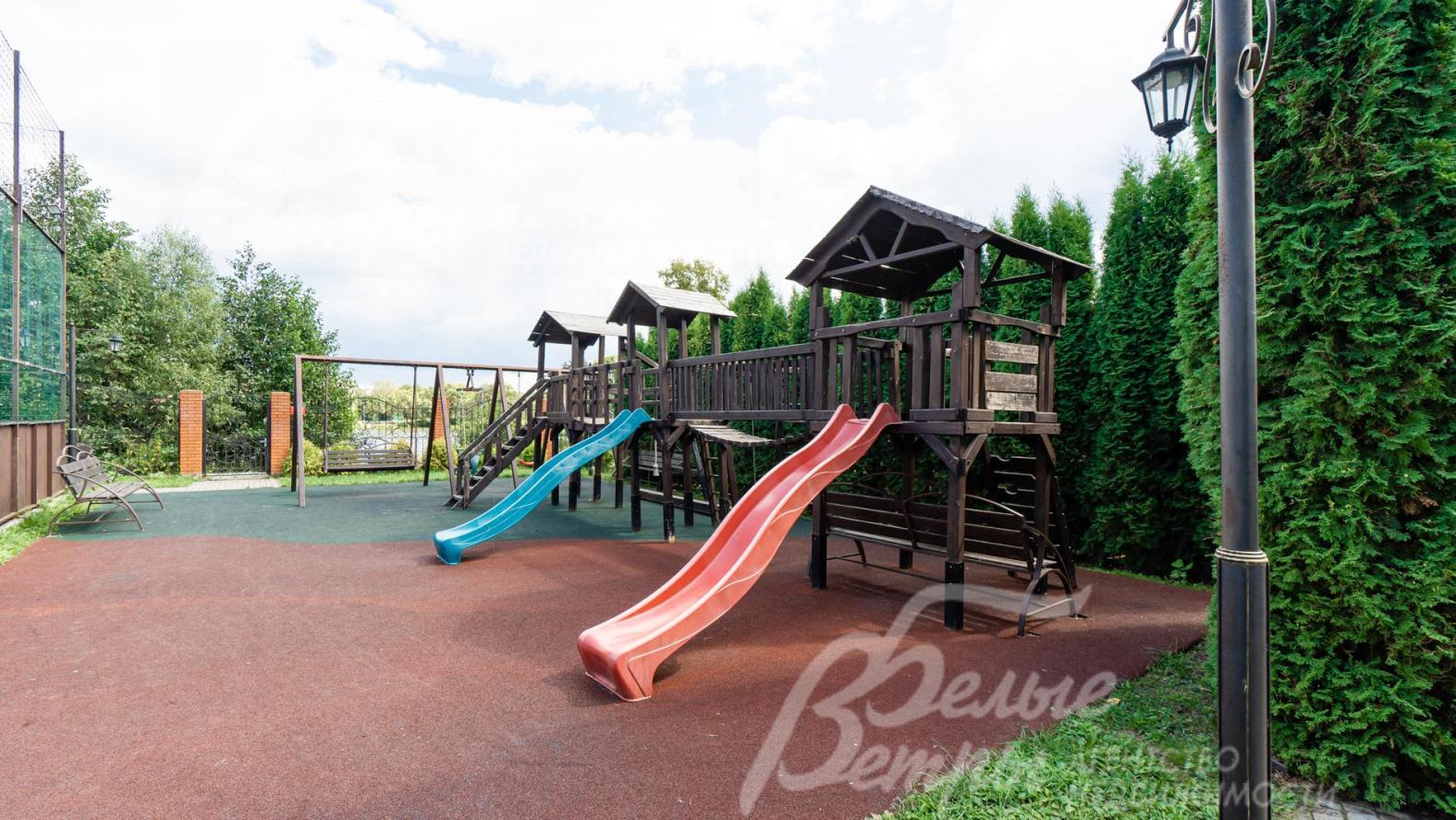 Детская площадка в поселке