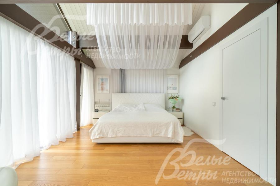 Светлая мастер-спальня на втором этаже в бело-коричневых оттенках