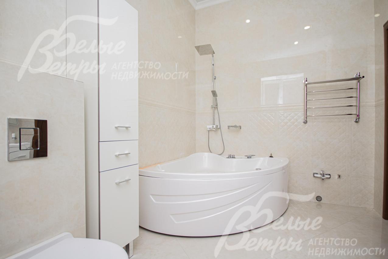 Угловая ванна в санузле 1-го этажа