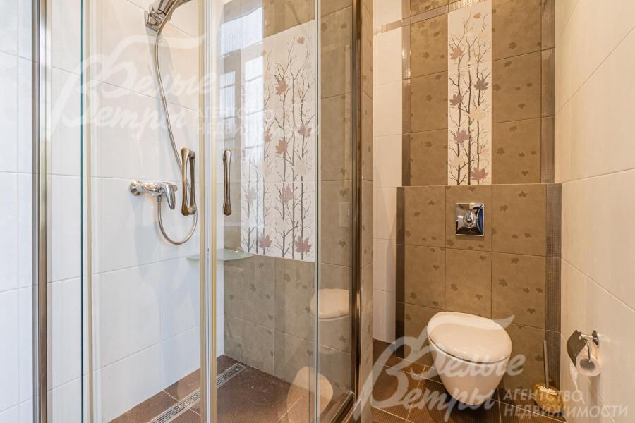 Гостевой санузел с душевой на первом этаже