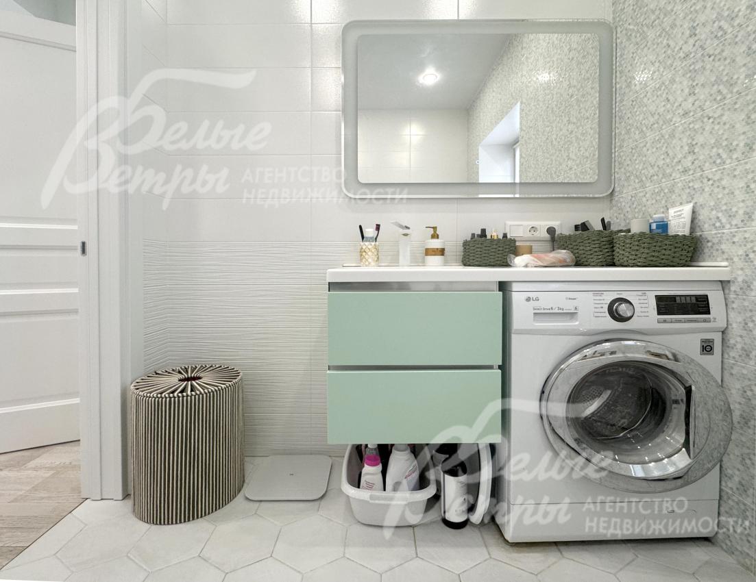 В санузле на втором этаже установлена стиральная машина LG