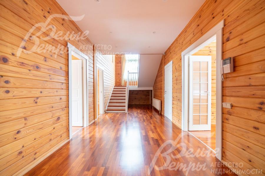 Просторный холл на первом этаже с выходом в спальню и гостиную