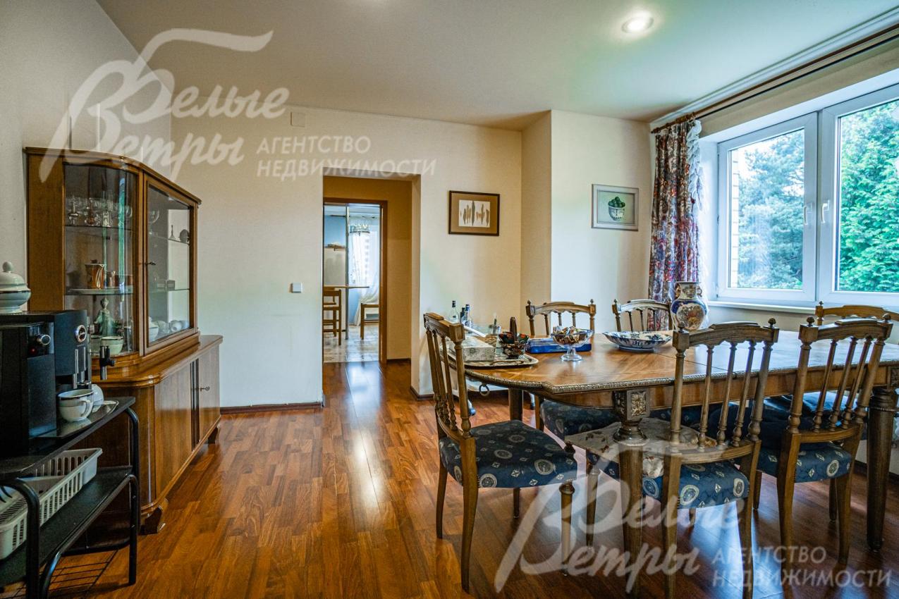 В столовой обеденный стол на 6 персон