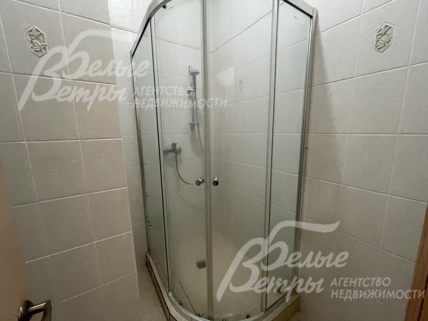 Санузел с душем на цокольном этаже