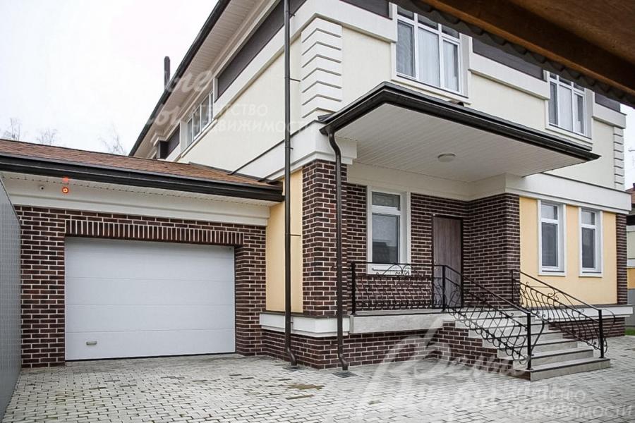 К дому примыкает гараж на 1 авто 