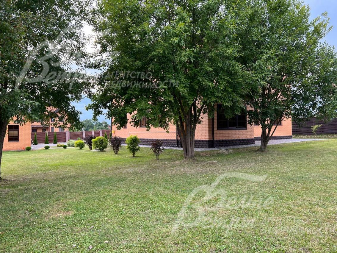 Ровный участок огорожен деревянным забором.