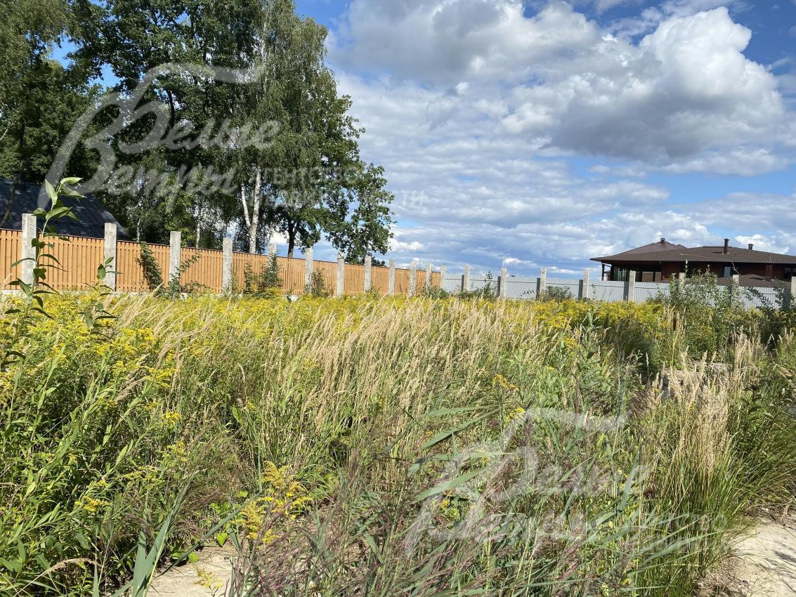 Участок огорожен забором