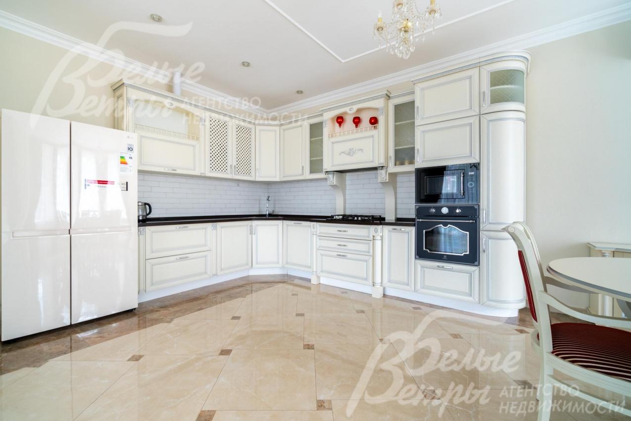 В кухне-столовой: холодильник side-by-side, духовая печь, газовая плита, посудомоечная машина, микроволновая печь