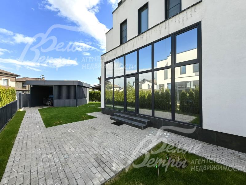 Крытое парковочное место на участке