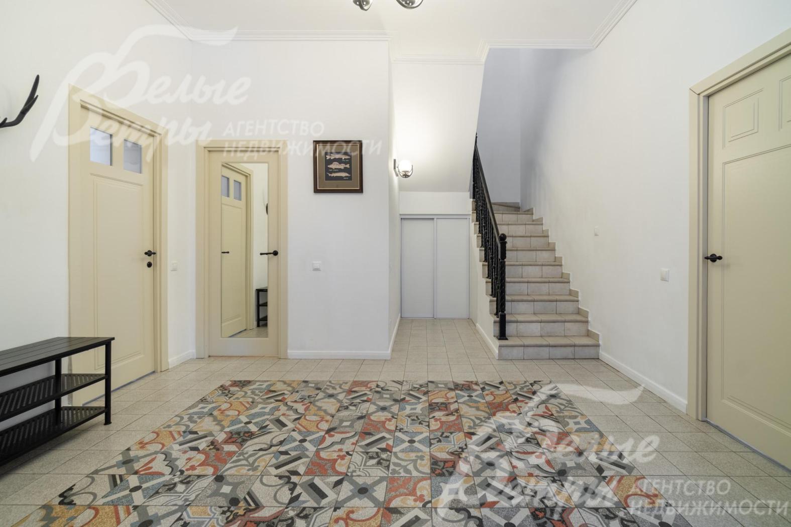 Стены покрашены, установлены светлые эмалированные двери, потолки - подвесные из гипсокартона