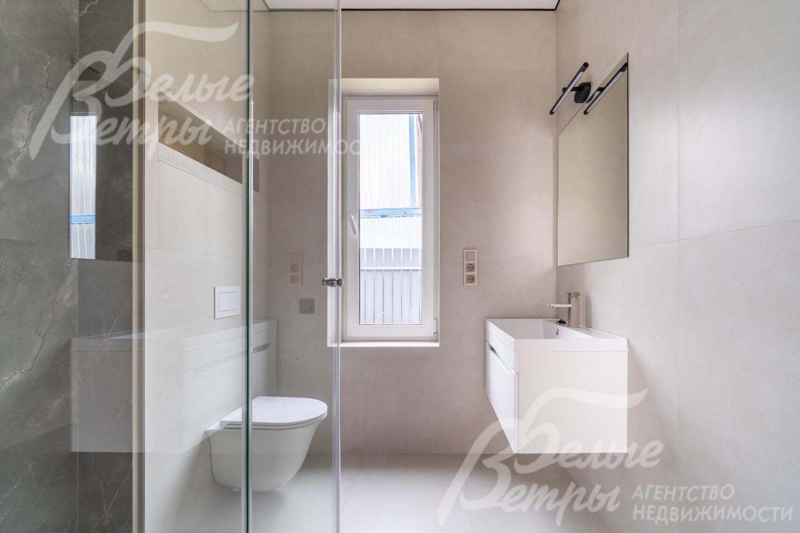 Санузлы отделаны плиткой и керамогранитом, установлена новая сантехника