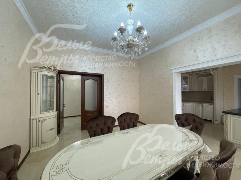 Обеденный гарнитур на 6 персон в столовой